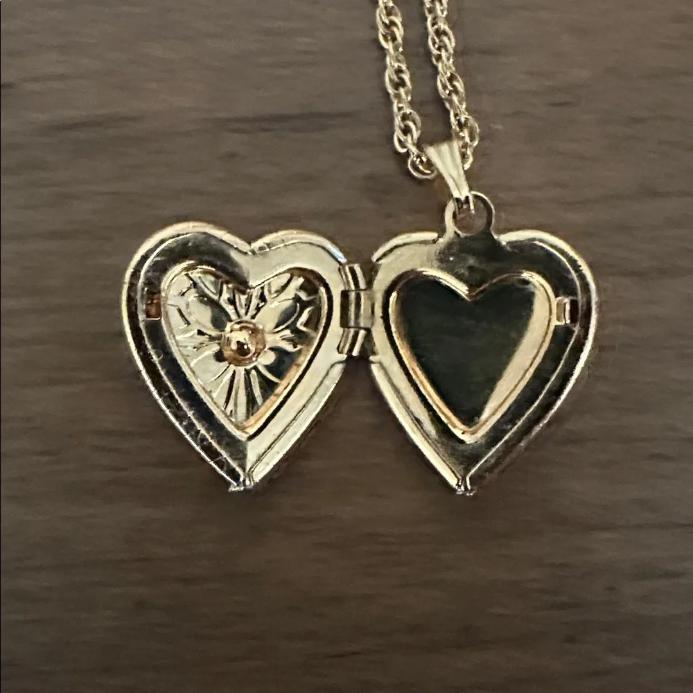 Vintage Avon Gold Tone Heart Locket Necklace Birthstone Peridot